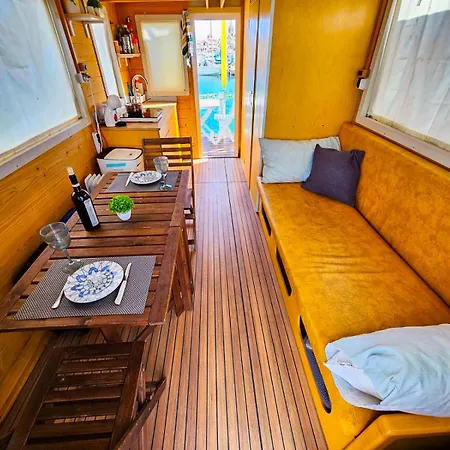 Botel Filipp's House Boat *