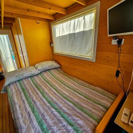 Filipp's House Boat Botel