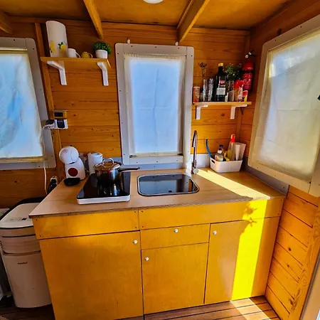 Filipp's House Boat Botel