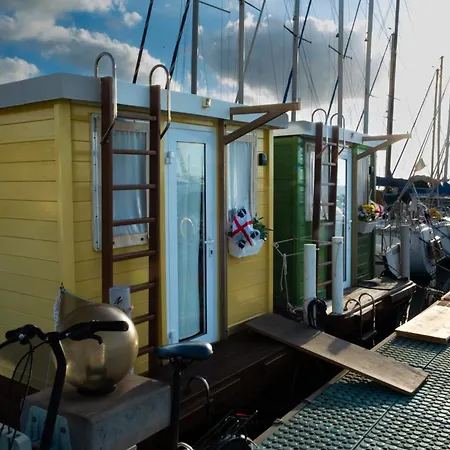 Filipp's House Boat 보트호텔 *